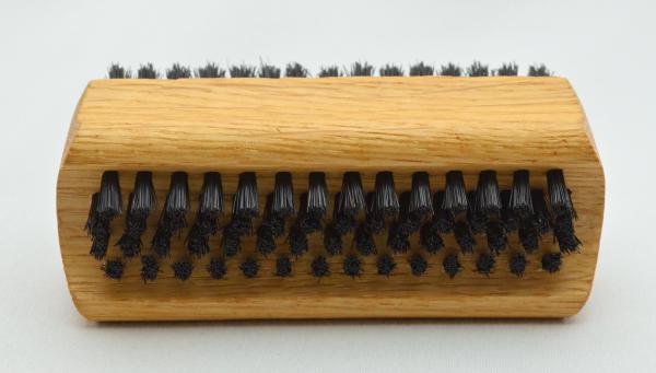 Handwaschbürste und Nagelbürste Buchenholz mit Griffmulde. 6 und 4 Reihen schwarze Naturborsten. Handwaschbürste und Nagelbürste Buchenholz mit Griffmulde. 6 und 4 Reihen schwarze Naturborsten.